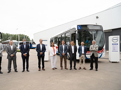 El Secretario de Transporte visitó la concesionaria SUECA en la presentación del nuevo Bus Volvo