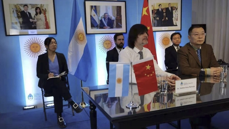 Argentina y una empresa china producirán vehículos eléctricos y baterías