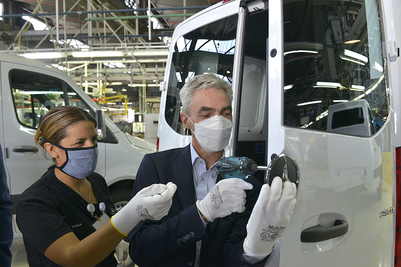 El ministro de transporte de la nación Mario Meoni, visitó la Fábrica de Mercedes Benz