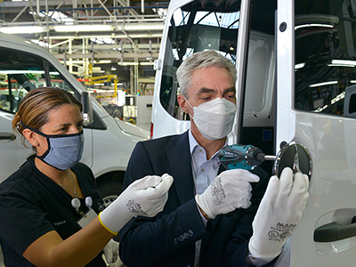 El ministro de transporte de la nación Mario Meoni, visitó la Fábrica de Mercedes Benz
