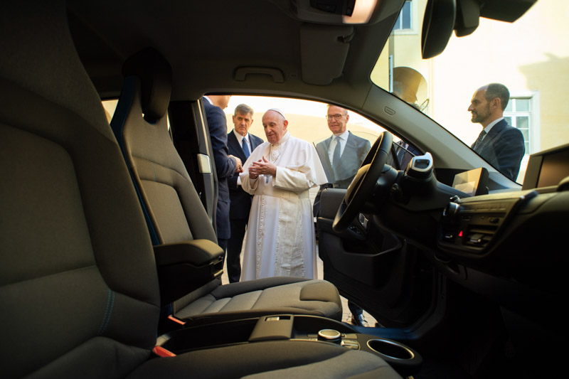 BMW Italia donó un BMW i3 al Santo Padre