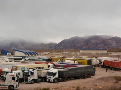 Más de mil camiones varados en la frontera con Chile