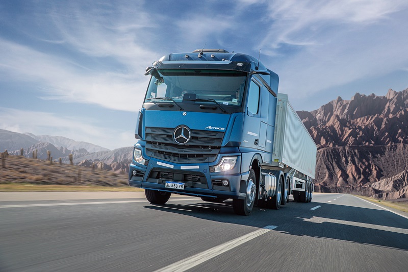 Mercedes-Benz, líder en buses y camiones livianos