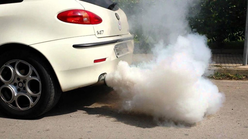 La importancia de color del humo del auto