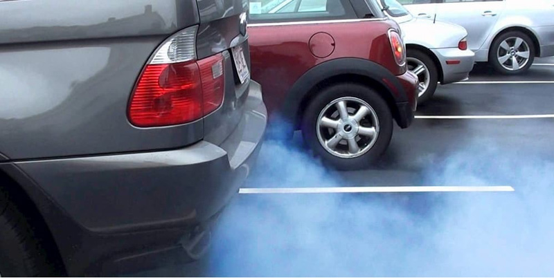 La importancia de color del humo del auto