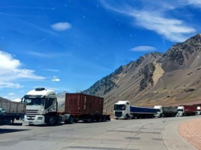Mendoza: 2000 camiones varados