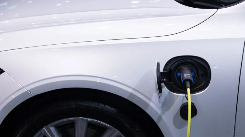 Proponen transformar vehículos de combustible a eléctricos