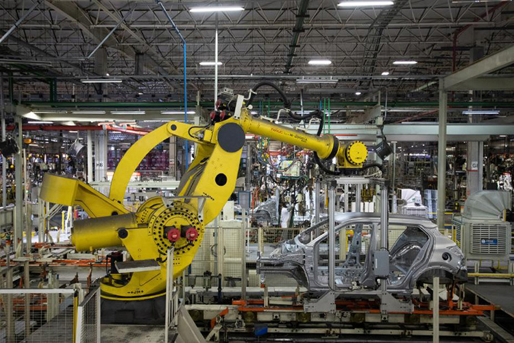 El trabajo de los robots en las fábricas de Nissan
