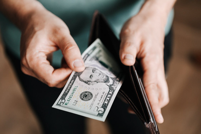 Estaciones podrán exhibir precios en pesos y dólares