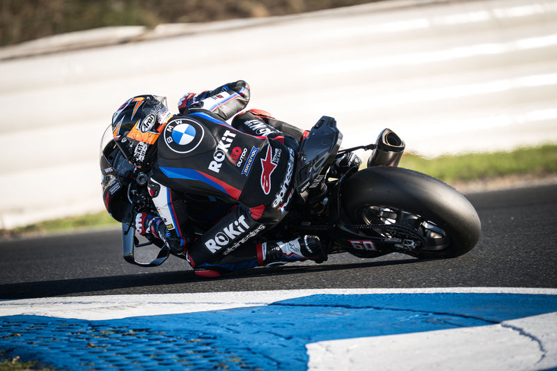 BMW y Razgatlioglu dominan en Estoril
