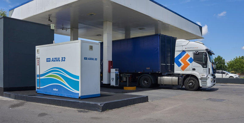 Azul 32 disponible por surtidor en transporte pesado