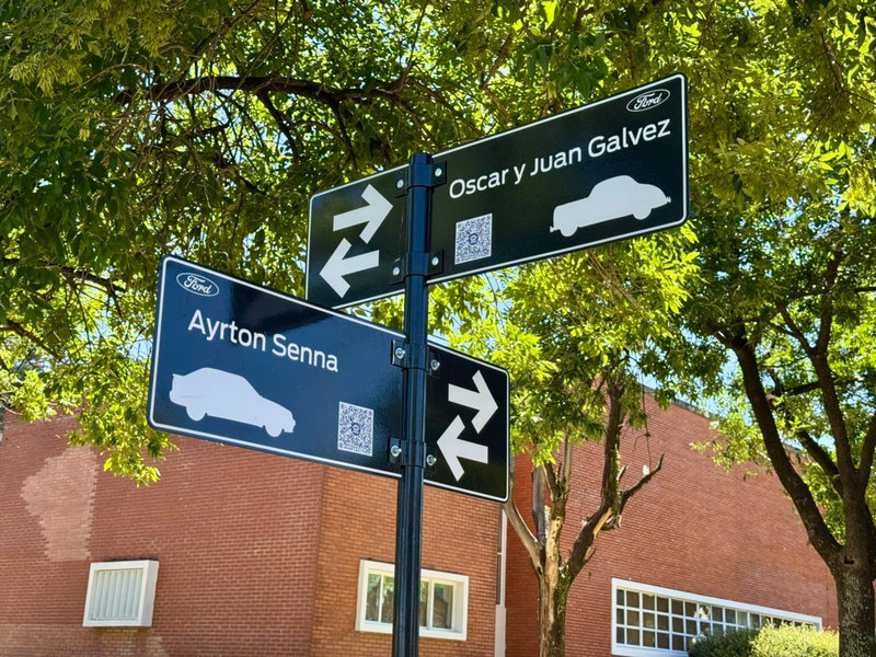 Ford renueva calles de su planta en homenaje al motor