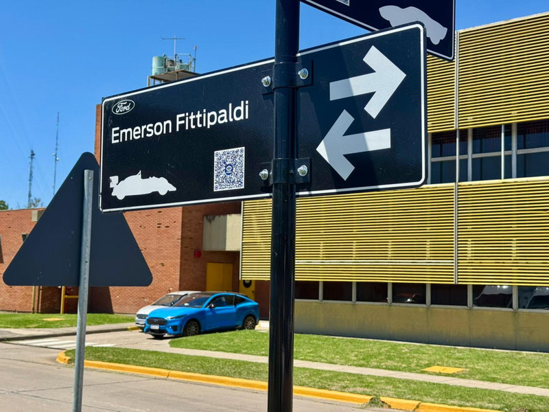 Ford renueva calles de su planta en homenaje al motor