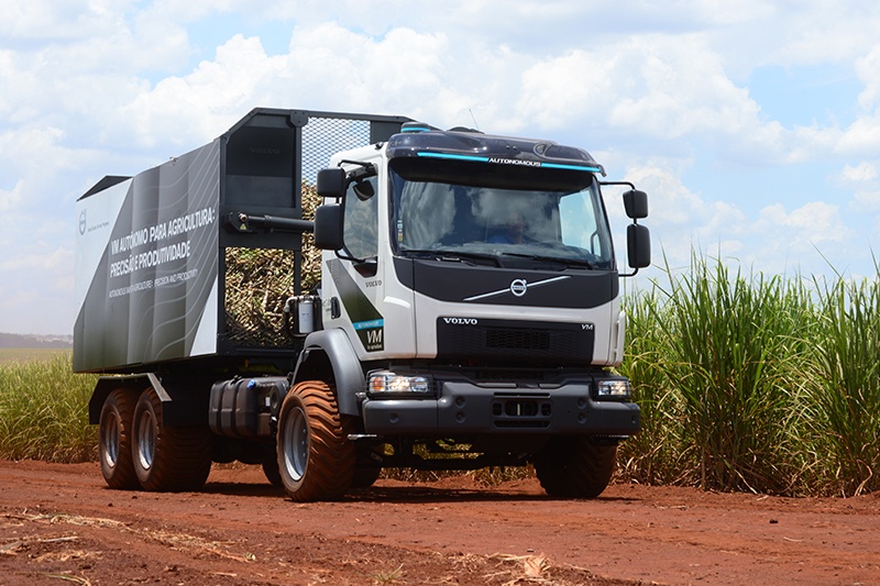 2019-02-01-volvo-realizo-en-brasil-la-primera-entrega-comercial-de-camiones-con-tecnologia-autonodel-mundo-1-02