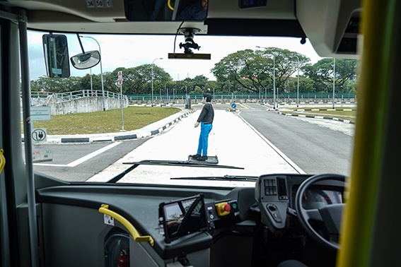 2019-03-29-volvo-inicia-pruebas-con-buses-autonomos-en-singapur-3-03
