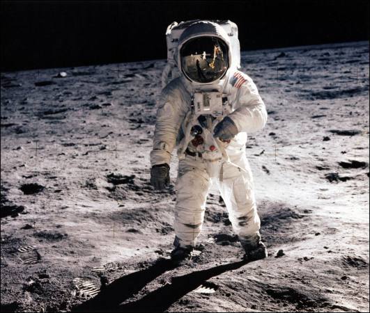 2019-07-26-space-oddity-la-sorprendente-historia-de-como-ford-ayudo-al-hombre-a-llegar-a-la-luna-6-06