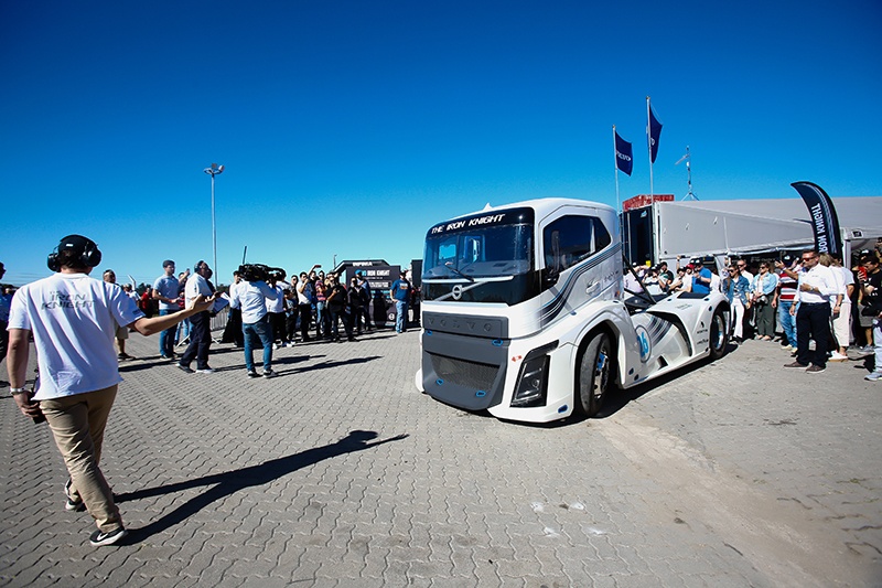 2019-04-12-volvo-trucks-presento-el-camion-mas-rapido-del-mundo-ante-el-publico-mas-fierrero-de-argentina-4-04