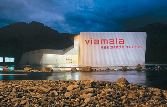 el-futuro-en-el-presente-estacion-de-servicio-en-viamala-suiza-01