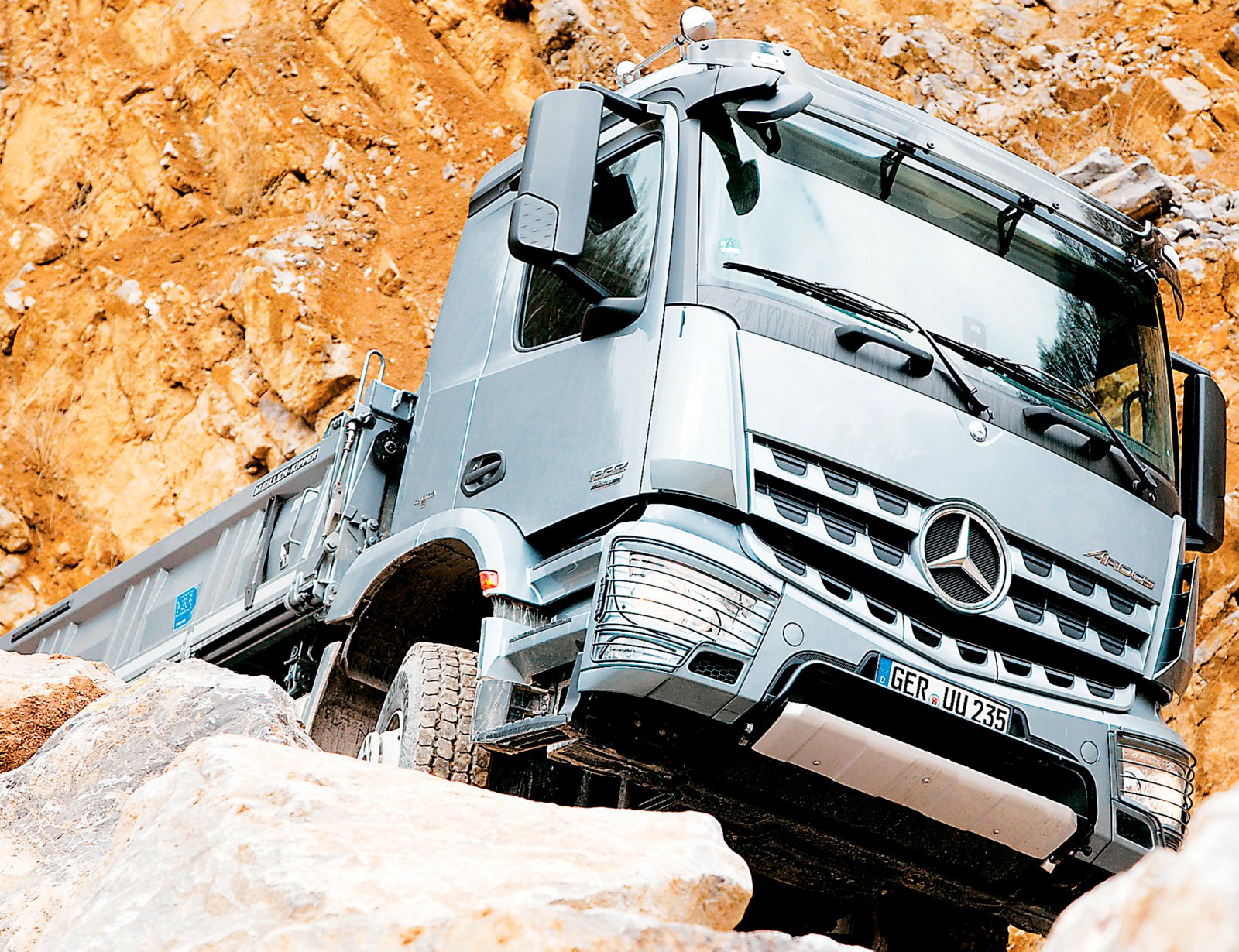 pes-49-el-nuevo-arocs-mercedes-benz-01