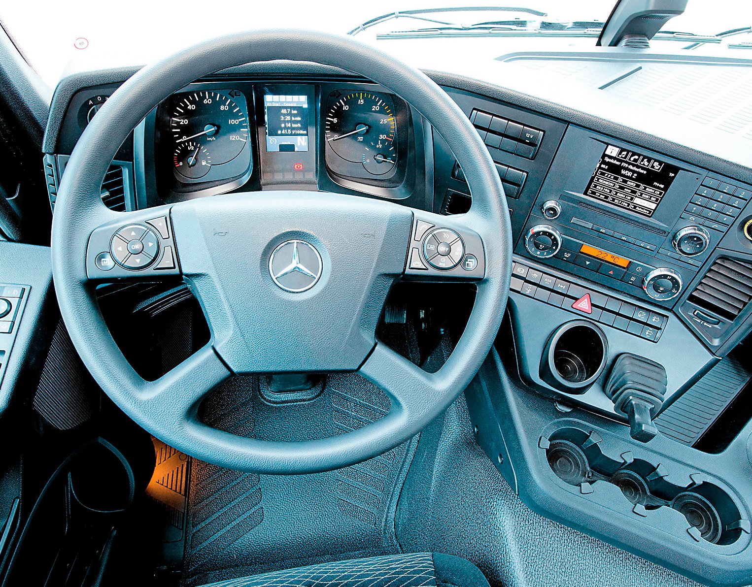 pes-49-el-nuevo-arocs-mercedes-benz-05