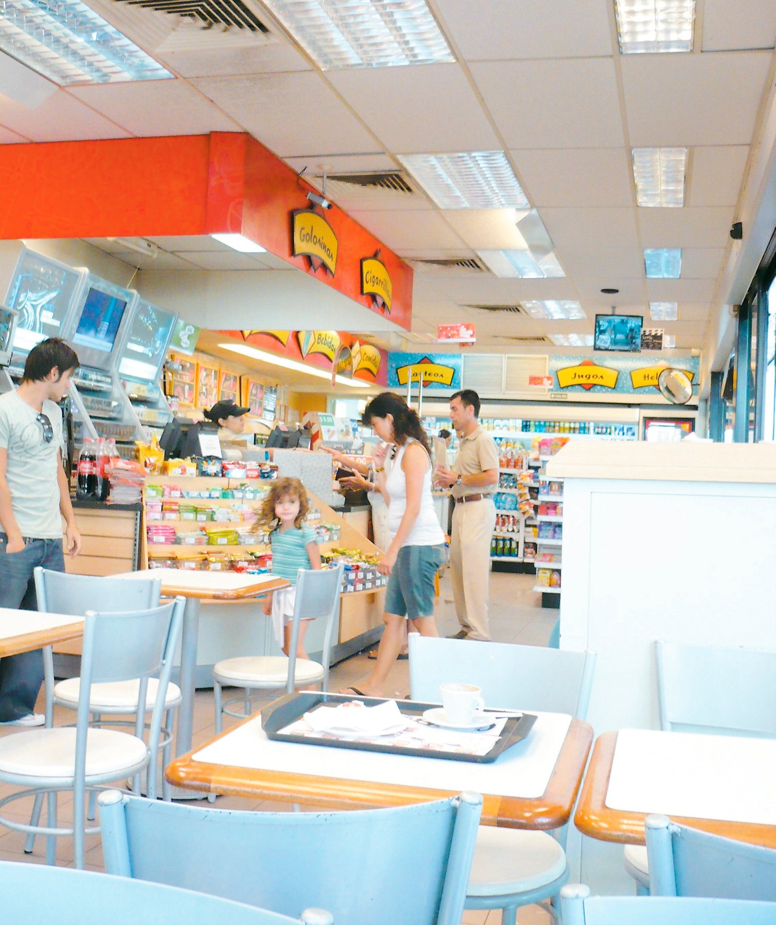 est-42-falta-de-higiene-en-la-tienda-de-una-estacion-de-servicio-01