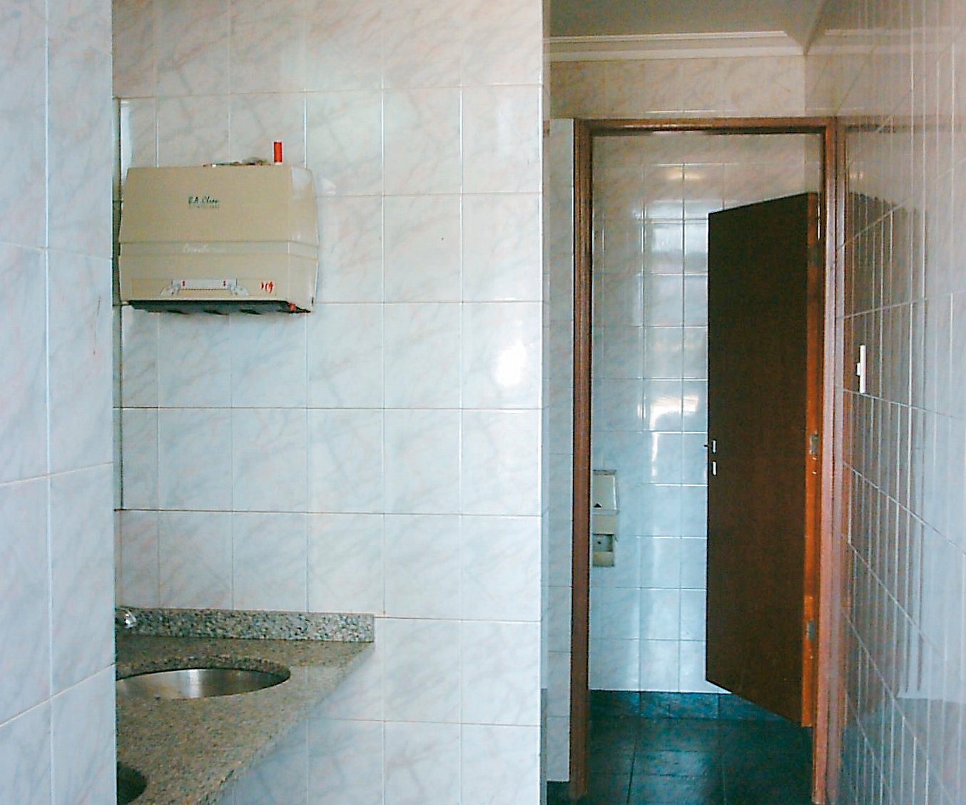 est-42-falta-de-higiene-en-la-tienda-de-una-estacion-de-servicio-03