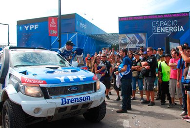 nya-84-el-espacio-de-ypf-atrajo-a-miles-de-fanaticos-dakar-2015-thumb