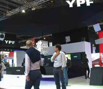 pes-82-ypf-con-tres-productos-icono-en-automechanika-02