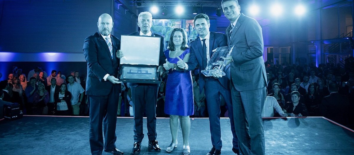 2018-06-01-la-ilustre-visita-llamada-ford-01