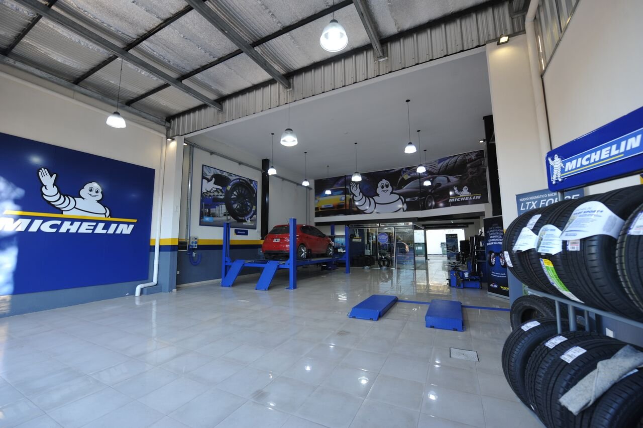2018-07-27-michelin-abre-dos-nuevos-puntos-de-venta-junto-a-revendedores-2-02