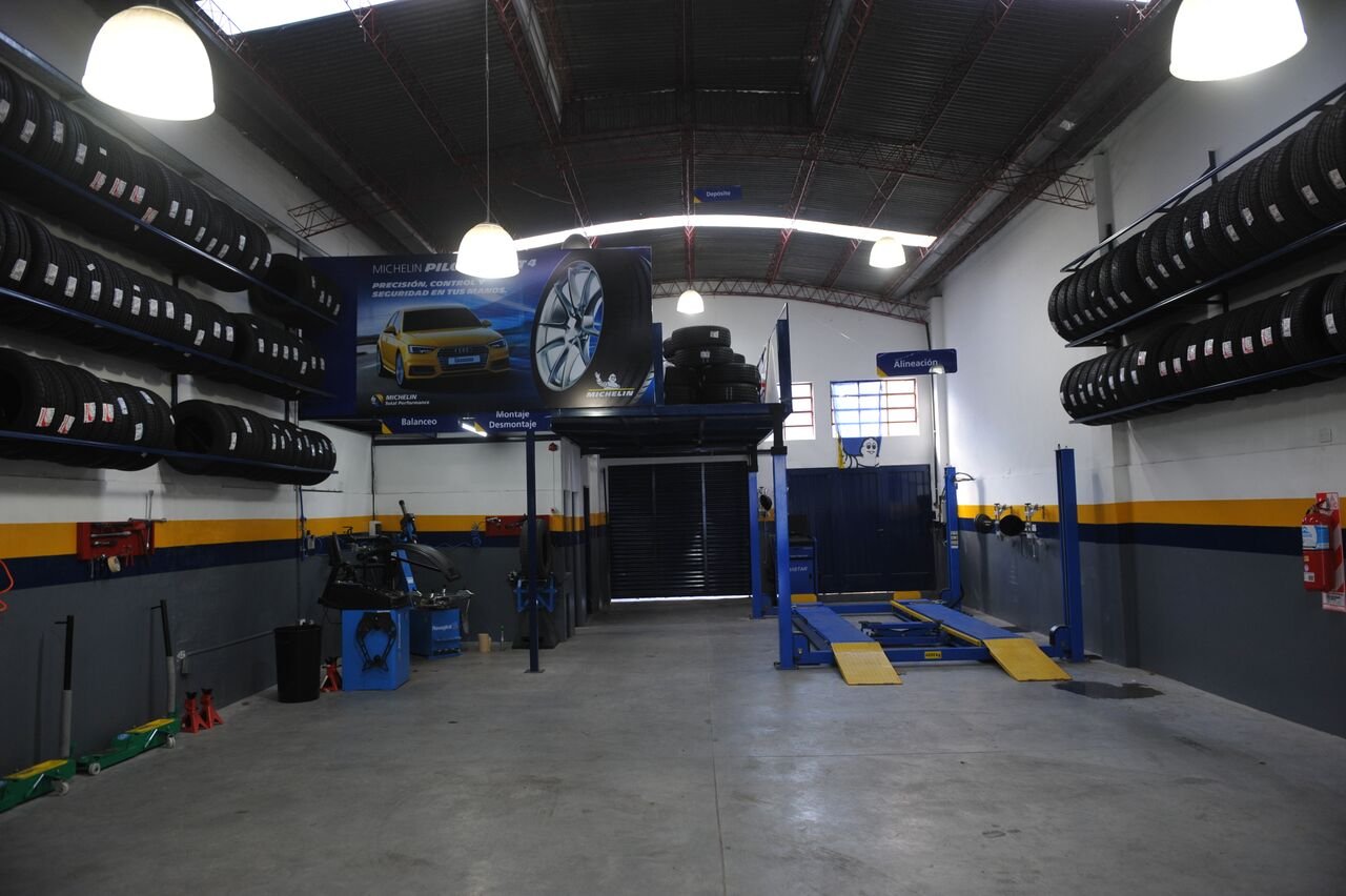 2018-07-27-michelin-abre-dos-nuevos-puntos-de-venta-junto-a-revendedores-4-04