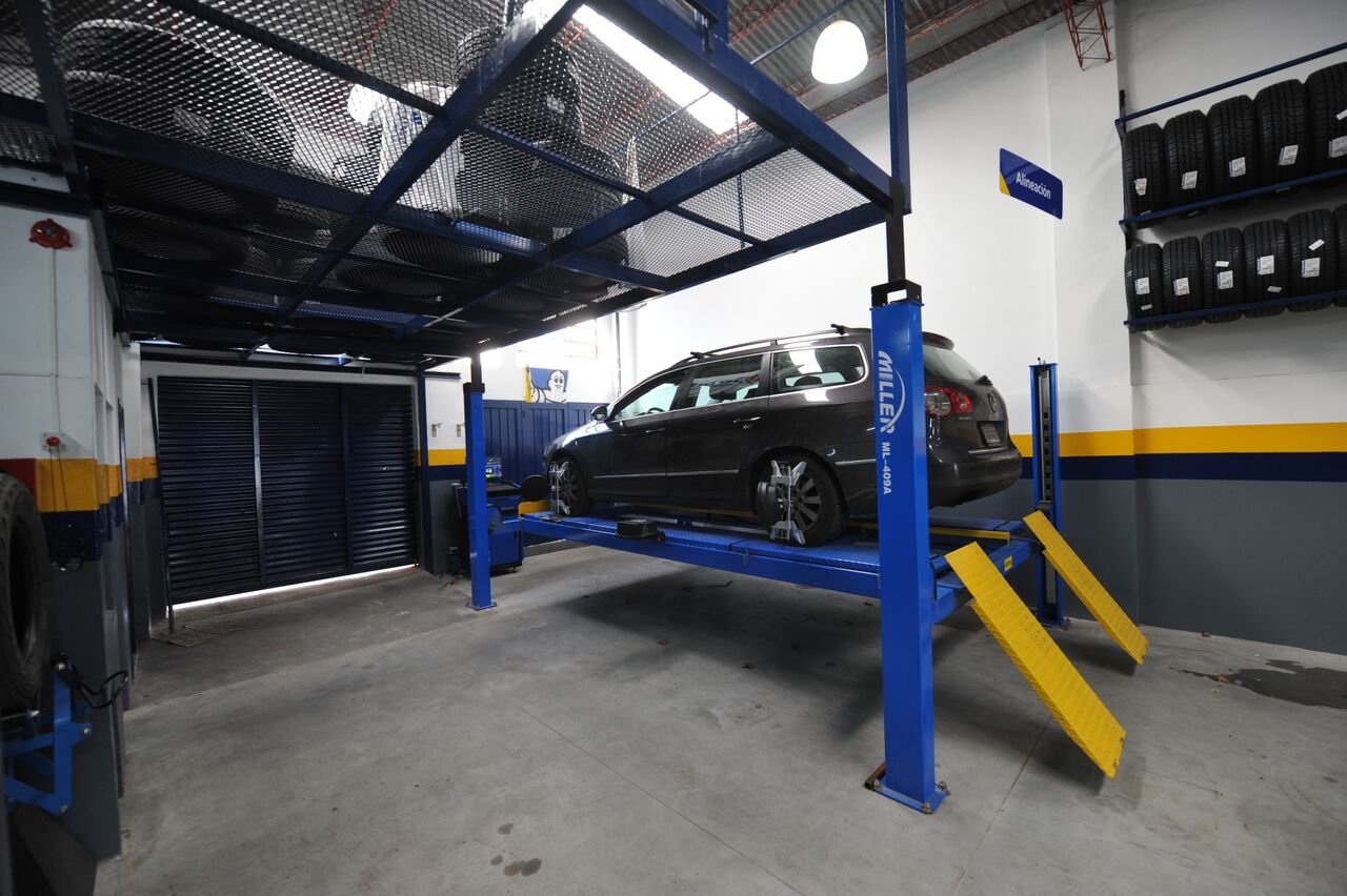 2018-07-27-michelin-abre-dos-nuevos-puntos-de-venta-junto-a-revendedores-5-05