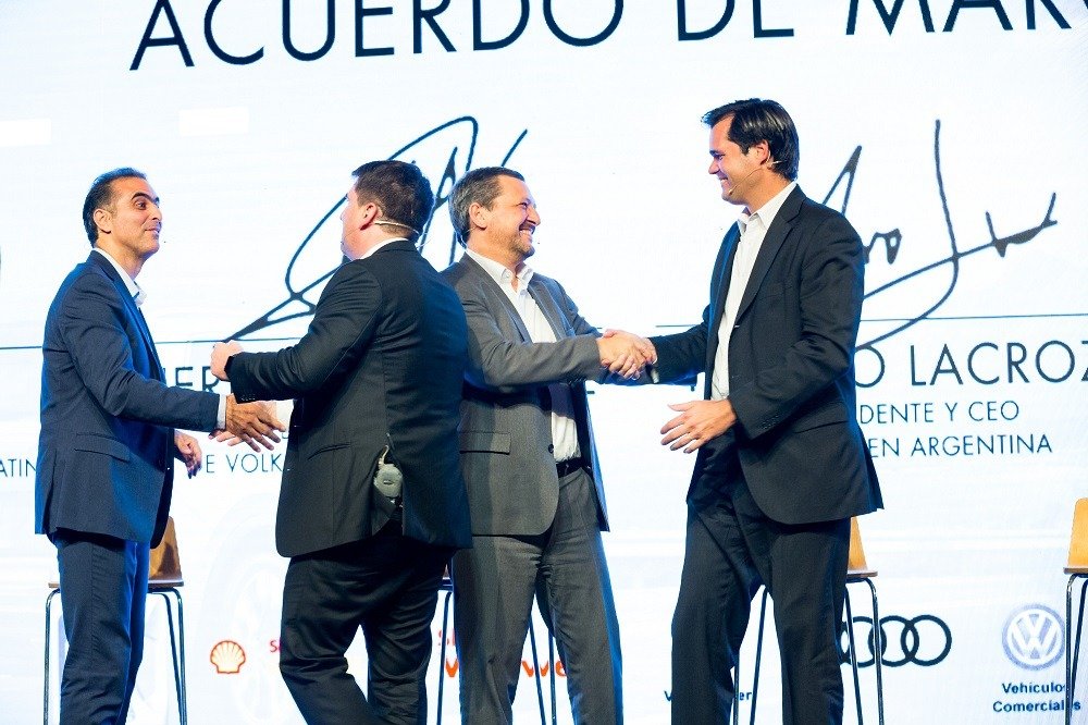 2018-11-09-raizen-argentina-y-volkswagen-celebran-su-alianza-de-recomendacion-de-productos-shell-helix-y-shell-v-power-1-01