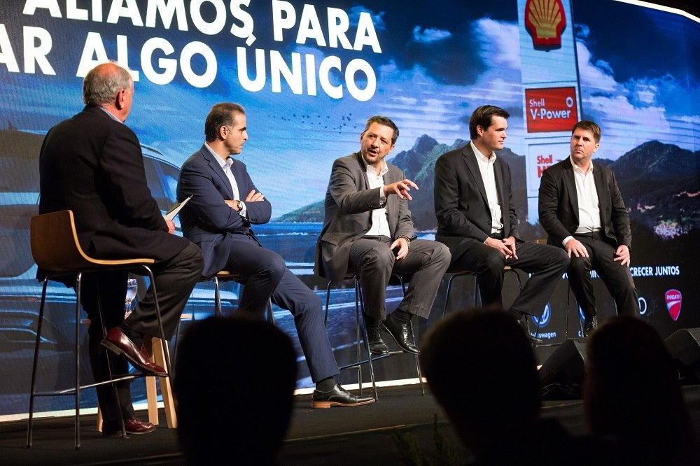 2018-11-09-raizen-argentina-y-volkswagen-celebran-su-alianza-de-recomendacion-de-productos-shell-helix-y-shell-v-power-2-02