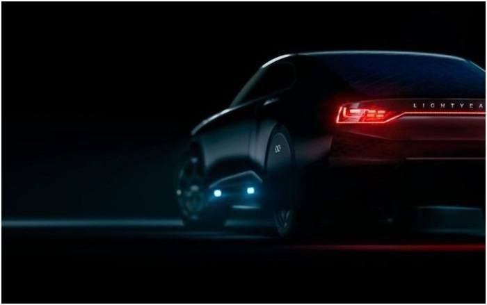 2019-01-18-el-automovil-que-se-recarga-con-el-sol-2-02