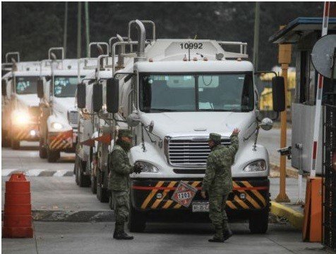 2019-02-01-llegan-las-pipas-para-distribuir-combustibles-4-04