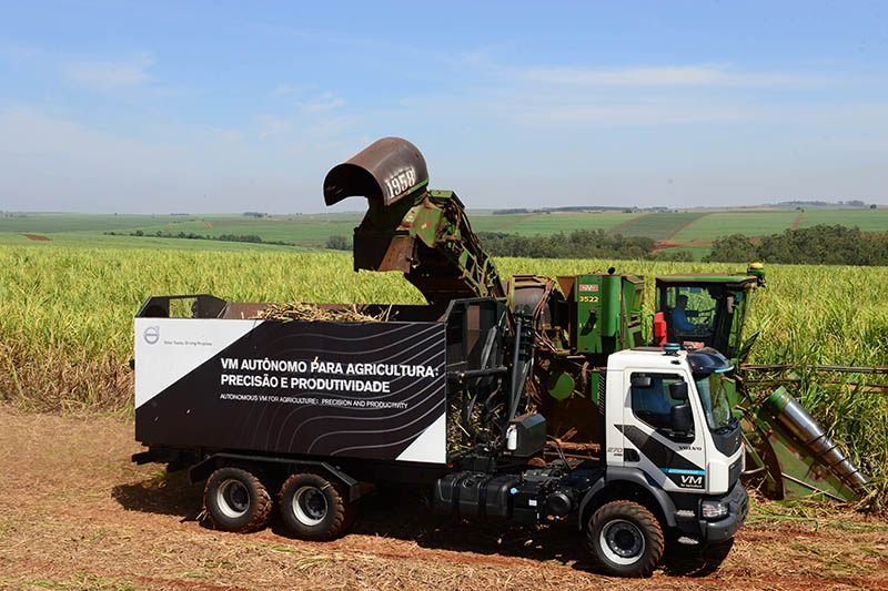 2019-02-01-volvo-realizo-en-brasil-la-primera-entrega-comercial-de-camiones-con-tecnologia-autonodel-mundo-2-03