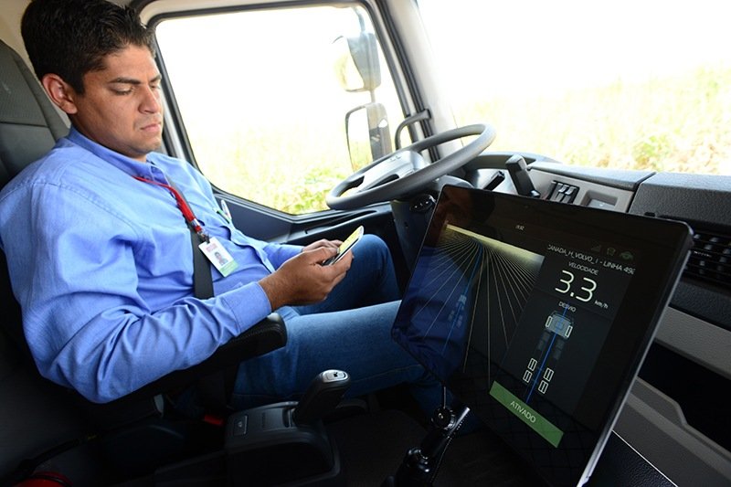 2019-02-01-volvo-realizo-en-brasil-la-primera-entrega-comercial-de-camiones-con-tecnologia-autonodel-mundo-3-04