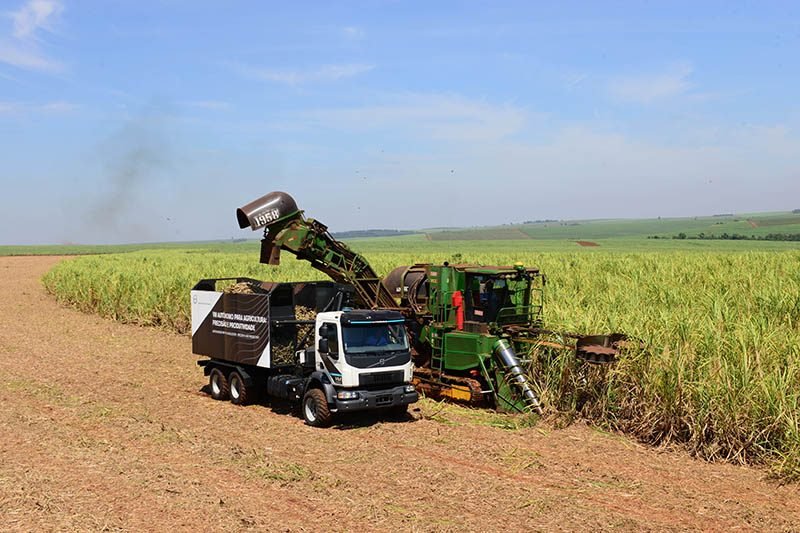 2019-02-01-volvo-realizo-en-brasil-la-primera-entrega-comercial-de-camiones-con-tecnologia-autonodel-mundo-4-05