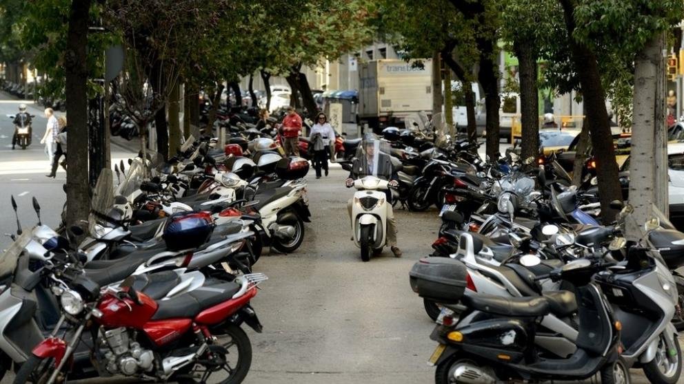 2019-04-11-barcelona-sin-espacios-para-estacionar-miles-de-motocicletas-2-02