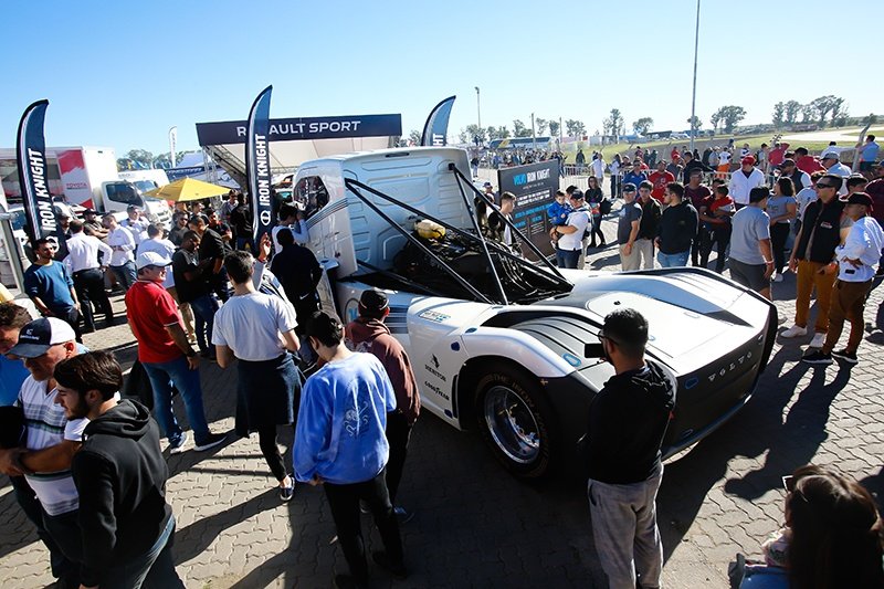 2019-04-12-volvo-trucks-presento-el-camion-mas-rapido-del-mundo-ante-el-publico-mas-fierrero-de-argentina-5-05