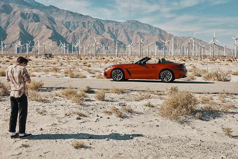 2019-04-19-genial-y-peligroso-brooklin-beckham-retrata-al-nuevo-bmw-z4-4-04