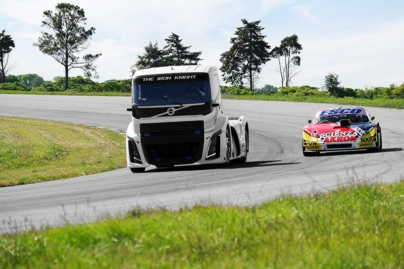 2019-04-26-dos-titanes-en-la-pista-2-02