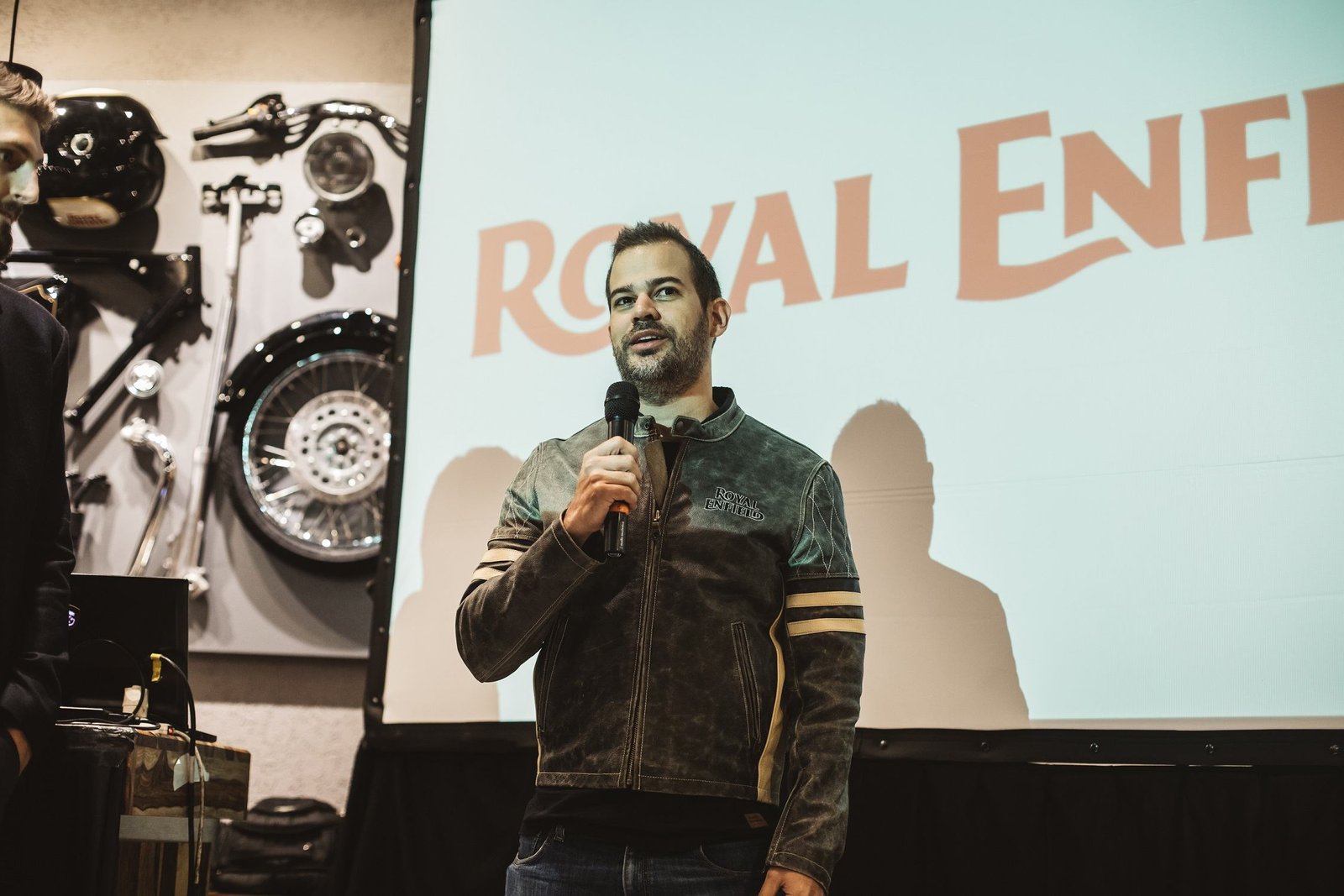2019-07-15-royal-enfield-se-hace-mas-fuerte-y-abre-su-segundo-concesionario-en-el-pais-mauricio-salazar-regional-manager-de-royal-enfield-01