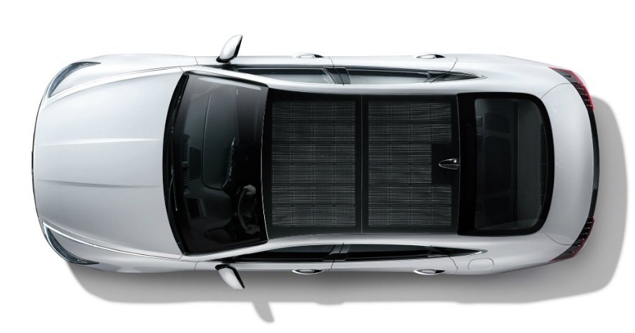 2019-08-23-el-primer-auto-del-mundo-con-panales-solares-en-el-techo-3-06