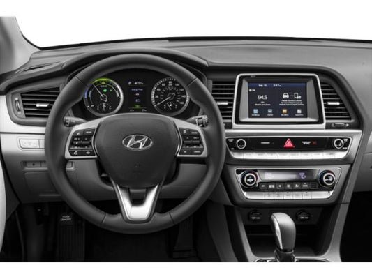 2019-08-23-el-primer-auto-del-mundo-con-panales-solares-en-el-techo-4-07