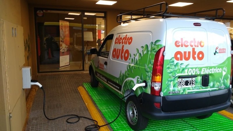 Firman convenio para impulsar la reconversión eléctrica de vehículos utilitarios