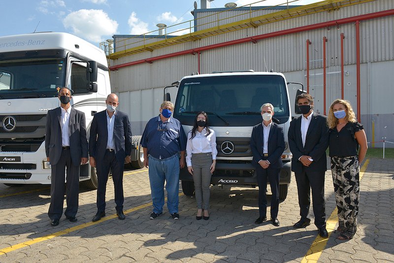 El ministro de transporte de la nación Mario Meoni, visitó la Fábrica de Mercedes Benz