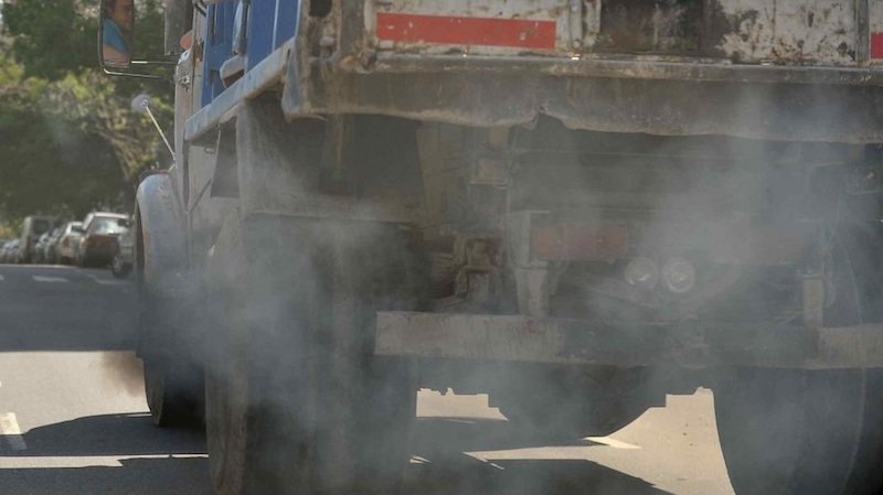 Un estudiante transformó la polución de un vehículo en oxígeno