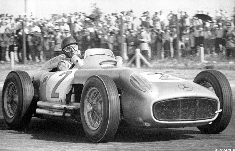 Mercedes Benz recordó a Fangio a 110 años de su nacimiento